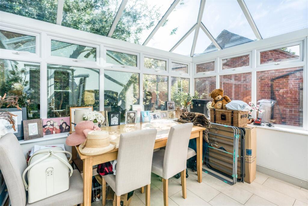 27 Lord Grandison Way, Banbury-8.jpg