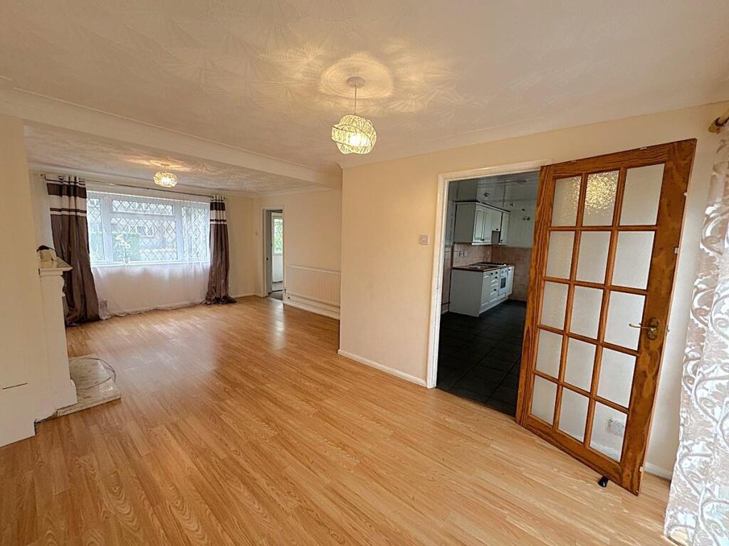 4 Marlborough avenue Living Room.jpg