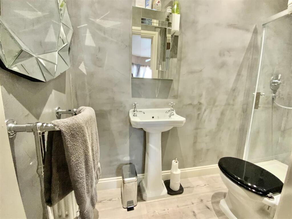 Bedroom 1 - En-suite