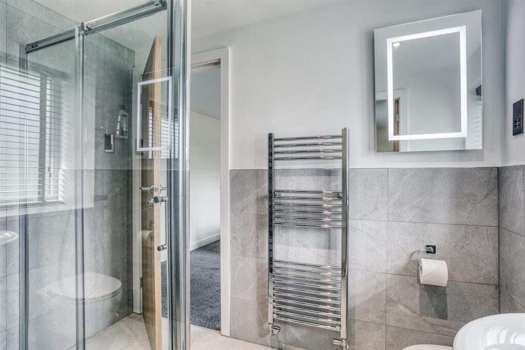 Jack &amp; Jill Style En-Suite
