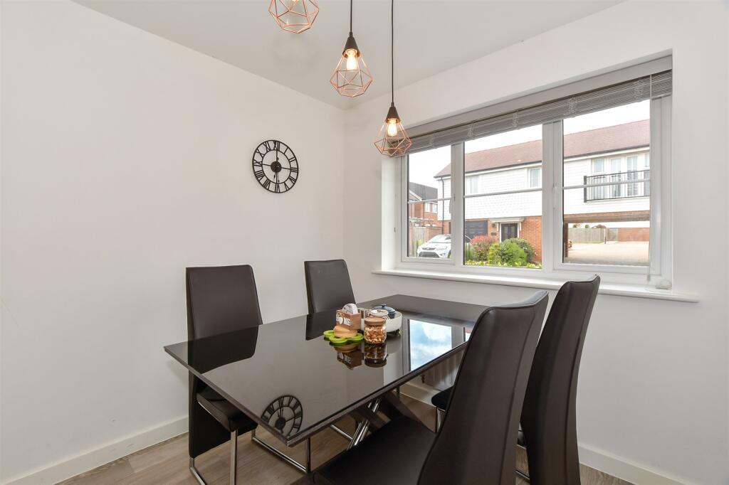 Kitchen/ Dining Room