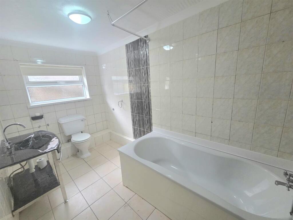 Bathroom 2.jpeg