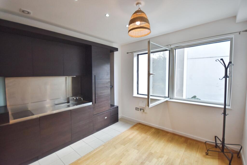 pbox-bedroom-344117.JPG