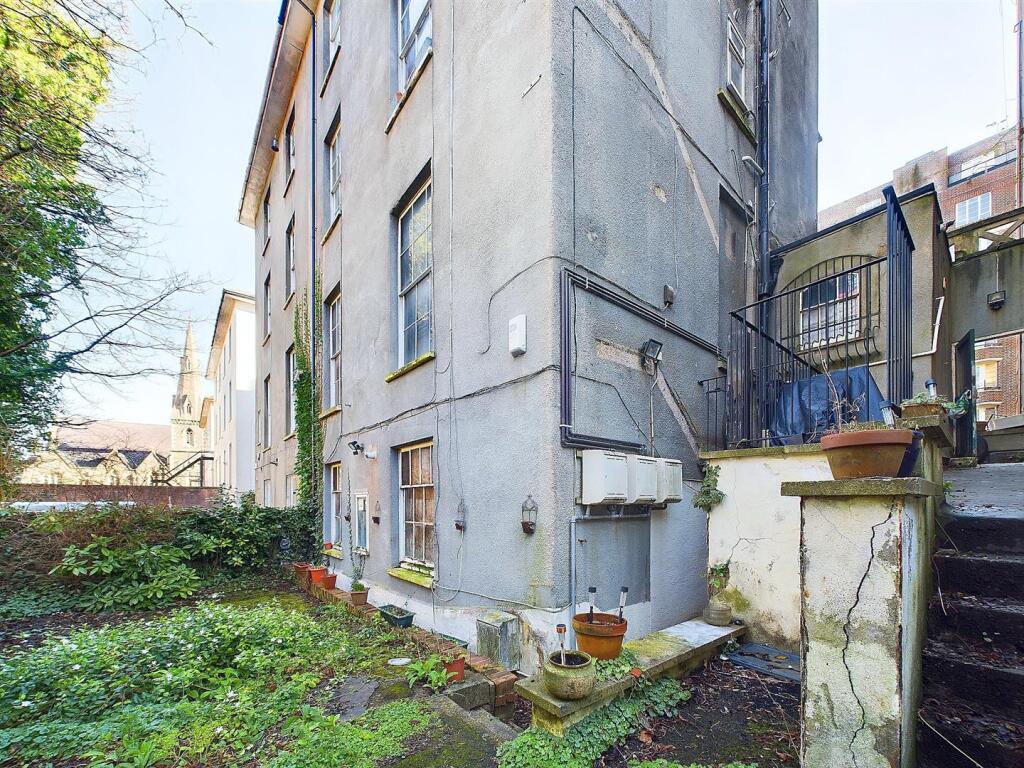 10 - 1 bedroom garden flat.jpg