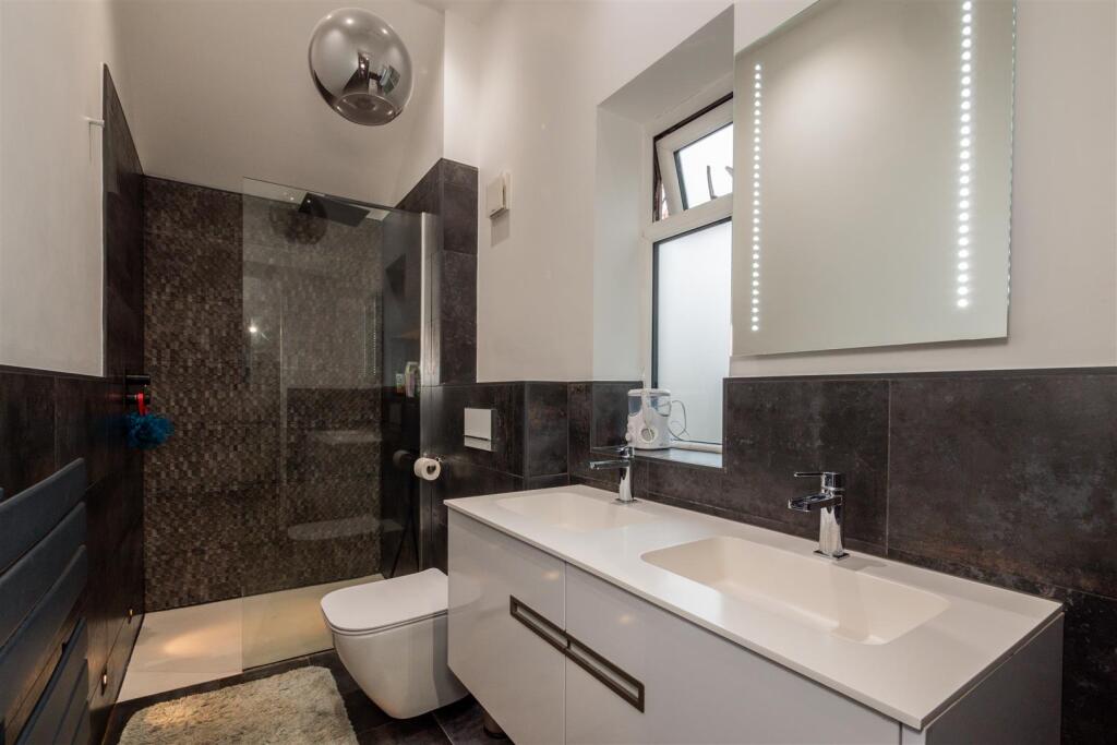 Bed 1 En Suite