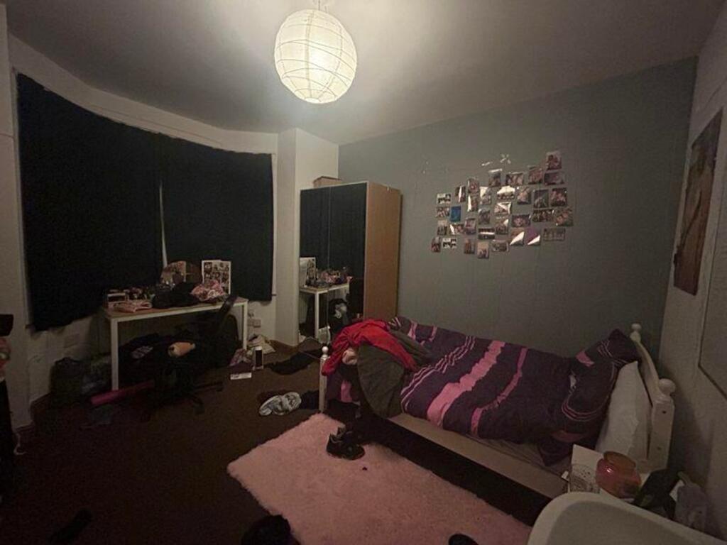 A cozy double bedroom with ample space for pers...