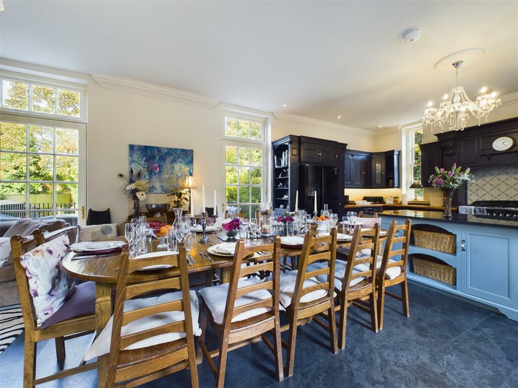 KITCHEN/LIVING/DINER