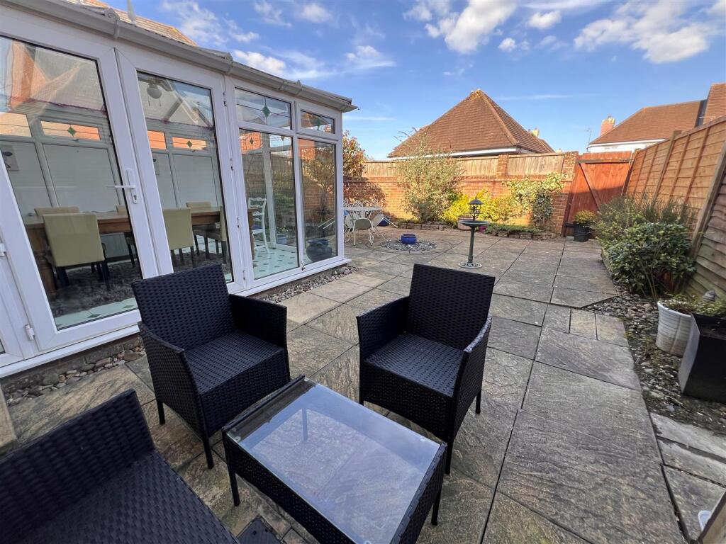 Cons and rear garden 1.jpg