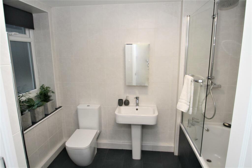 Bathroom 1.jpg