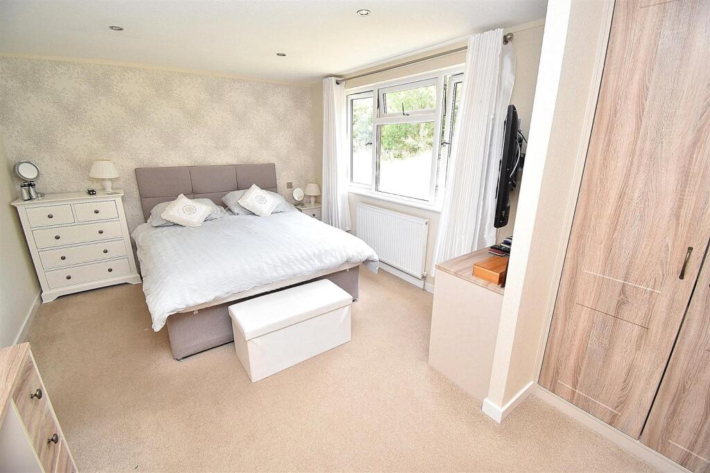 MAIN BEDROOM.JPG