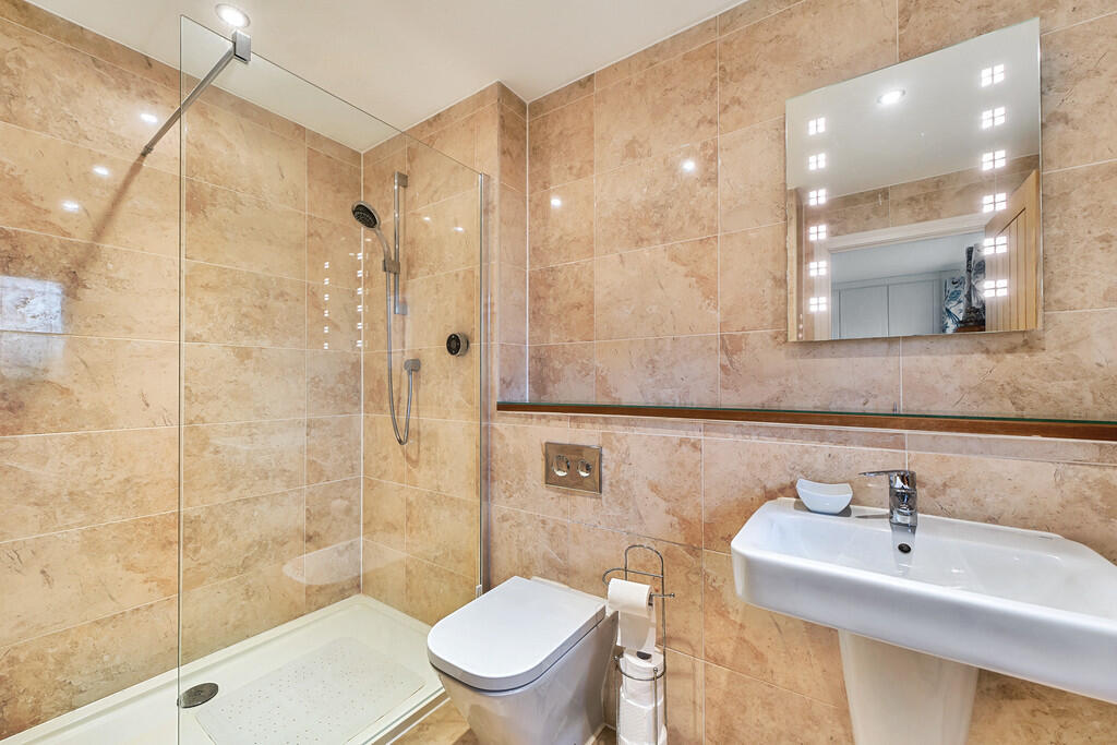 Principle En-Suit...