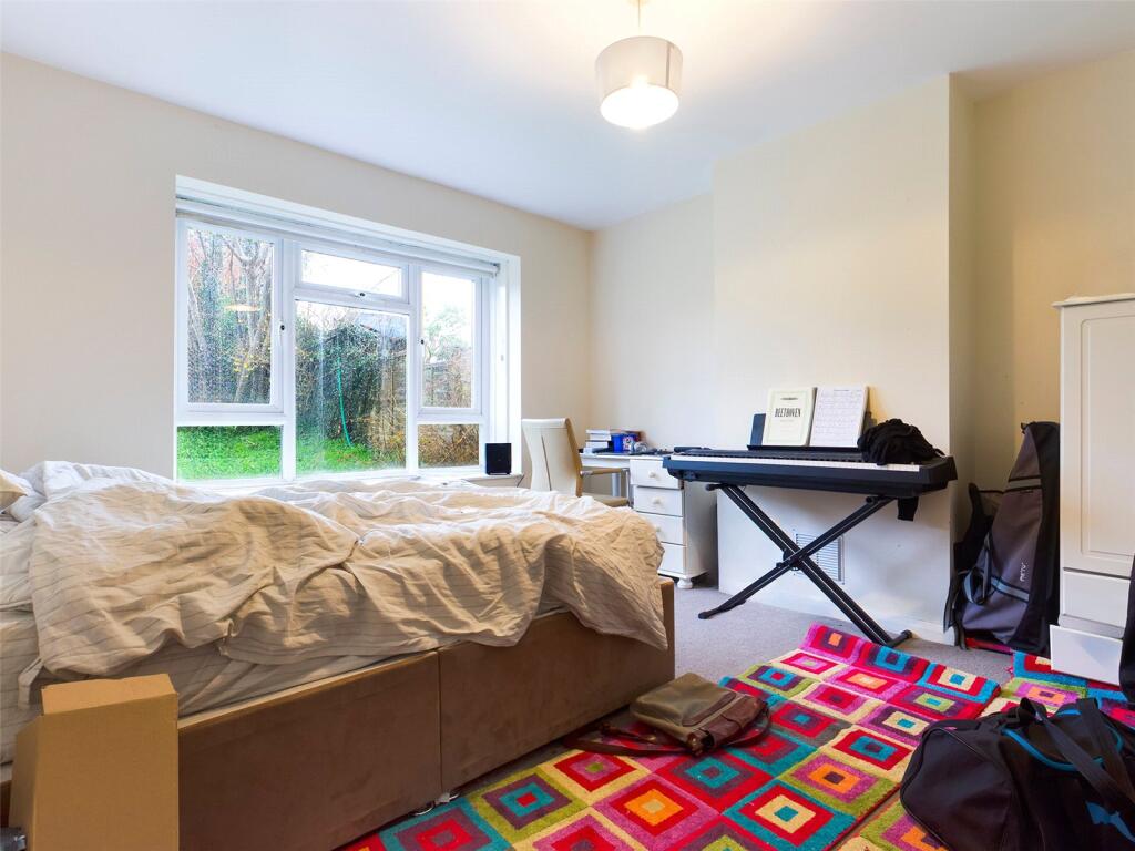Bedroom-Room-To-Rent