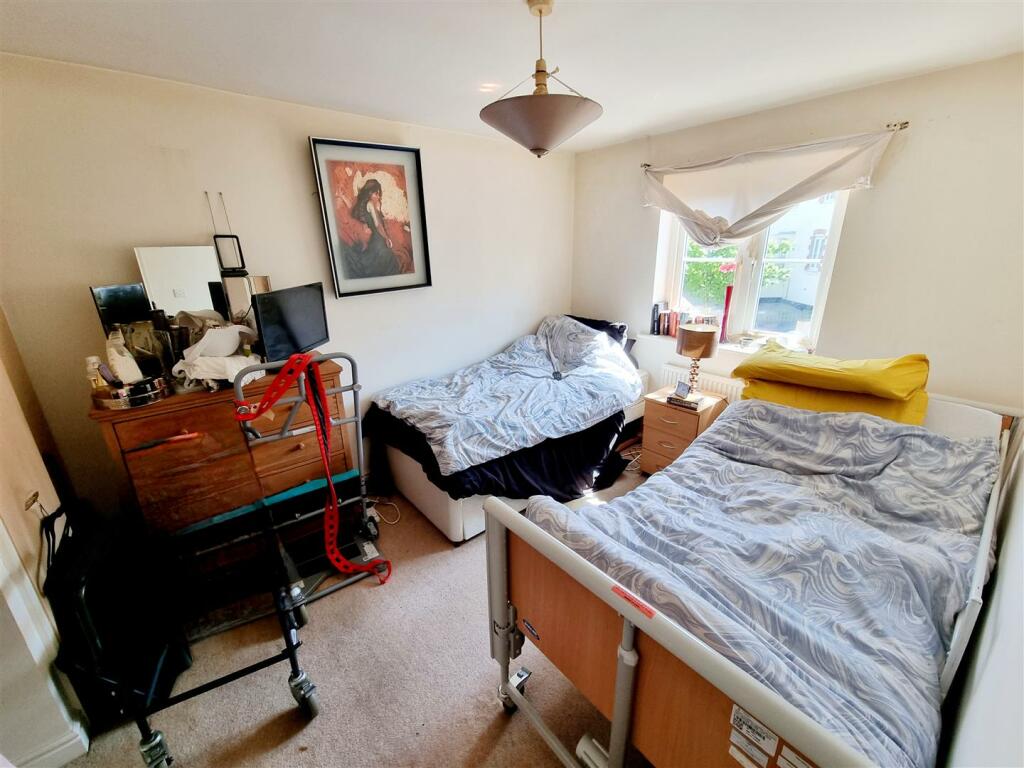 Bed 1.jpg