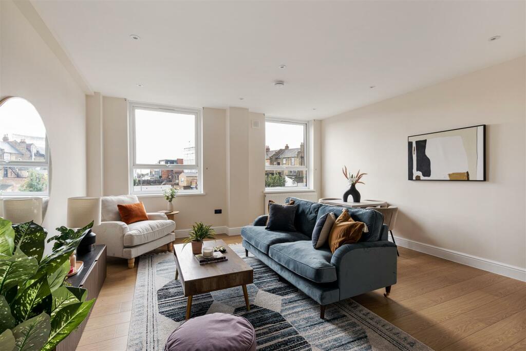 Eastwood Close, E18