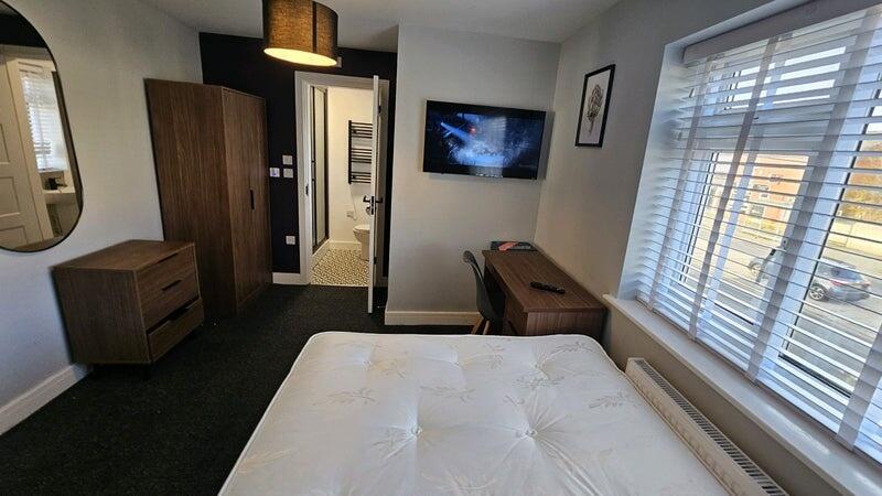 Well-presented double bedroom with a comfortabl...