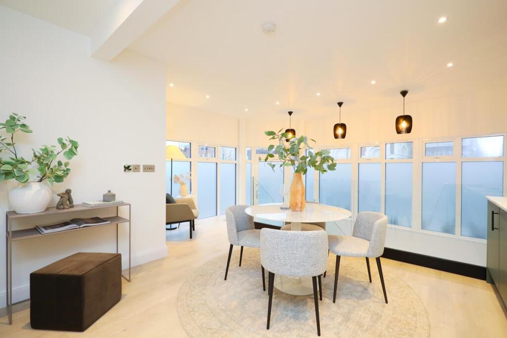 Show Flat - Mitcham Rd Sw17 (1).jpg