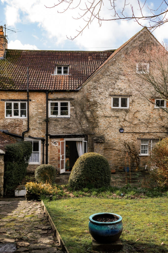 265454 - OM-hr-44.jpg