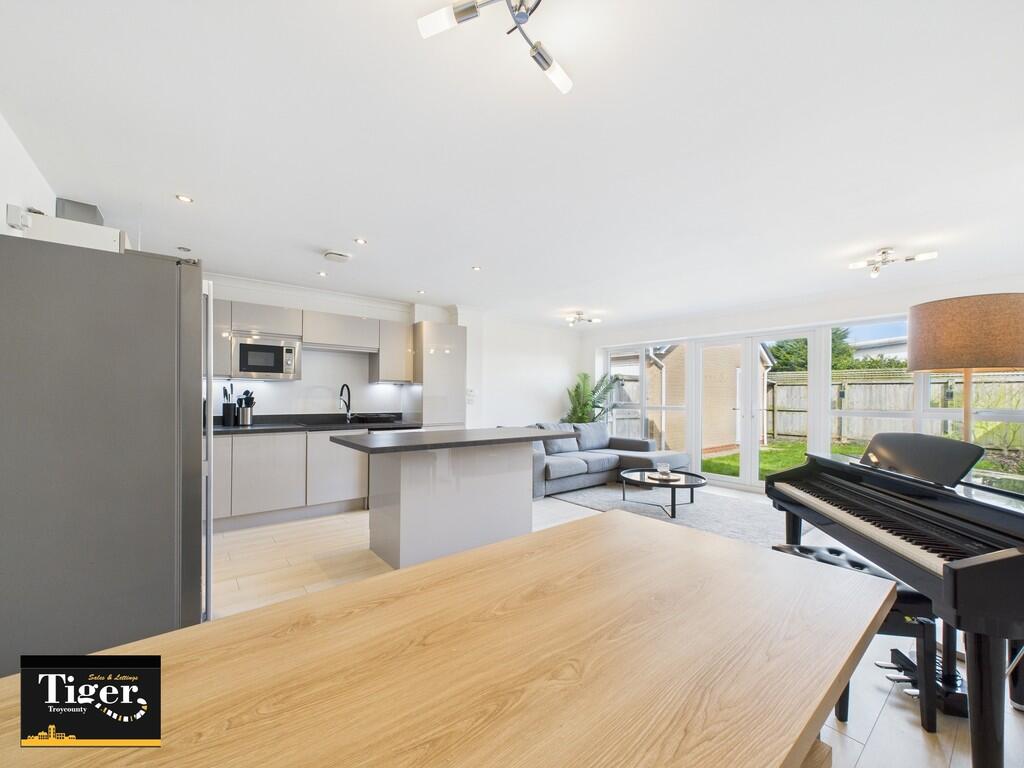 CAM02176G0-PR0525...