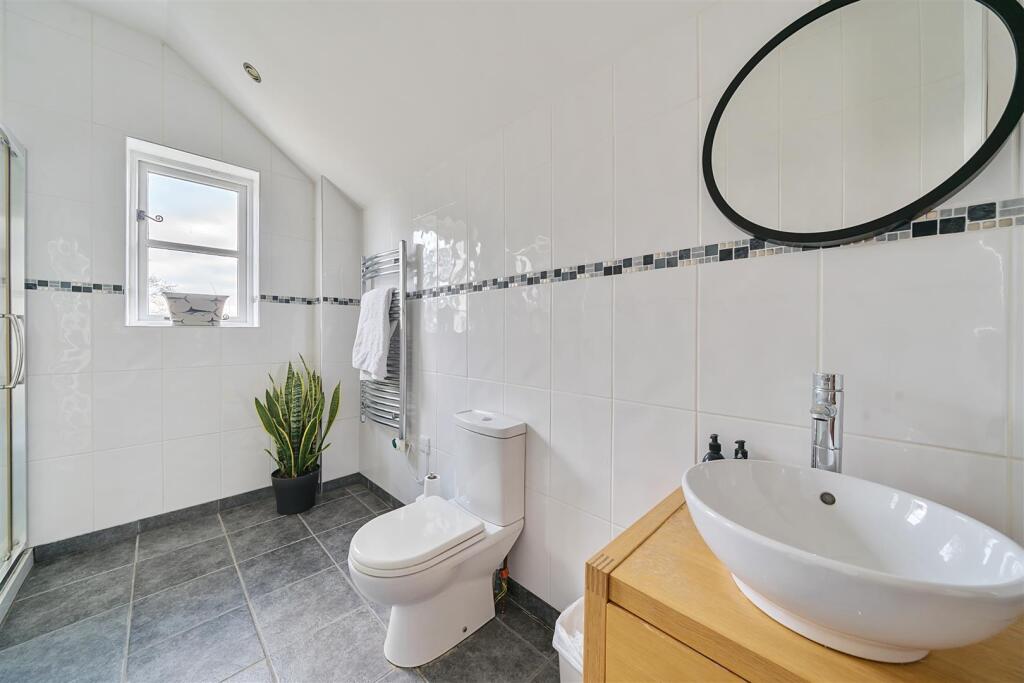 Bedroom 3 Ensuite (Farmhouse)