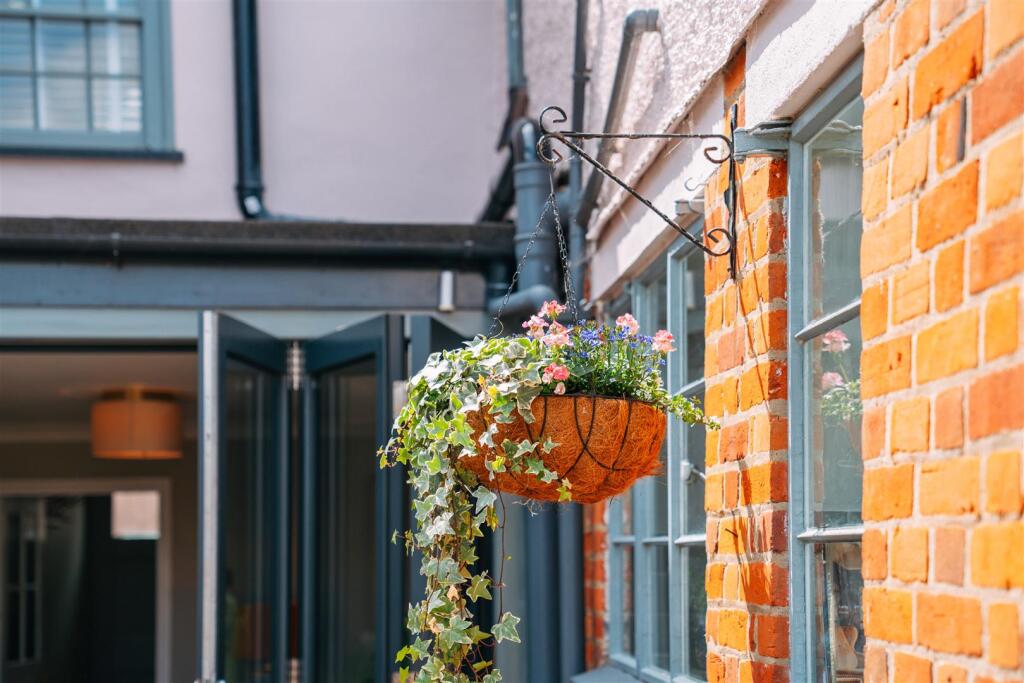 13 Southgate Street [Hanging Basket Detail].jpg