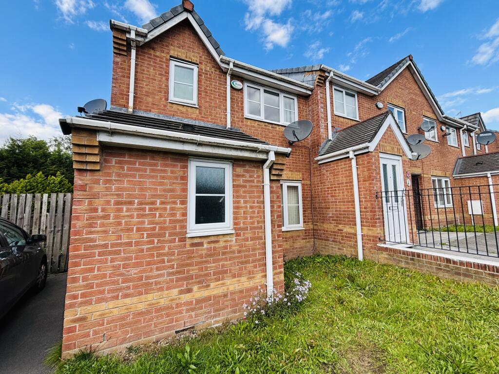 UNFURNISHED Family house available with parking