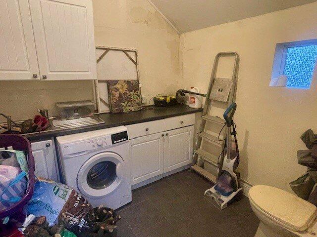 Outside Laundry Wc