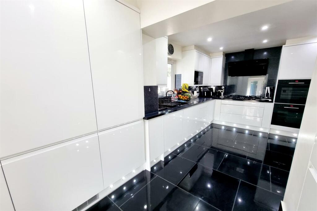 LUXURY FITTED KITCHEN: PIC. 2