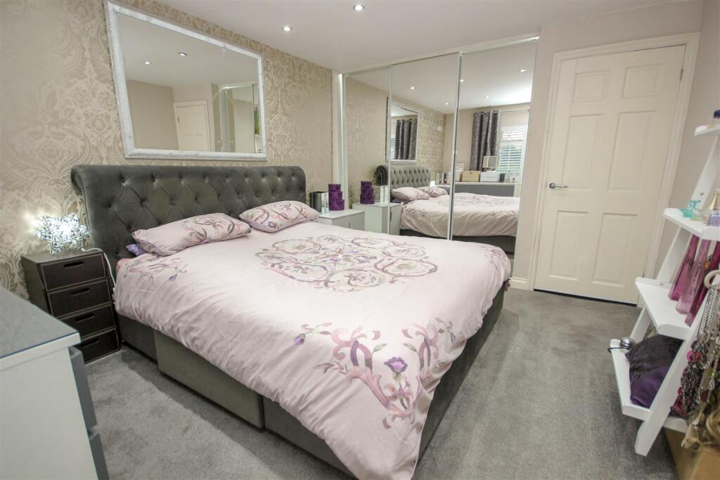 Master Bedroom..jpg