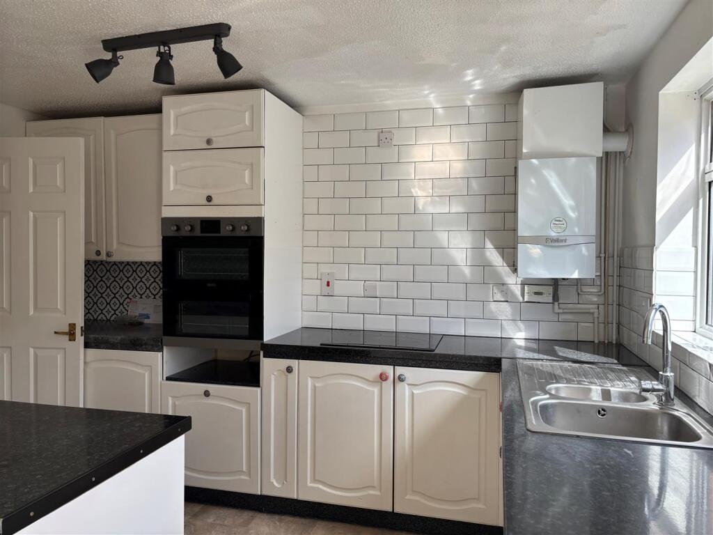 Kitchen 2.jpg