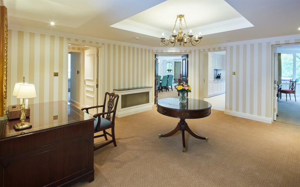 CTC-3-Bed-Deluxe-hallway.jpg