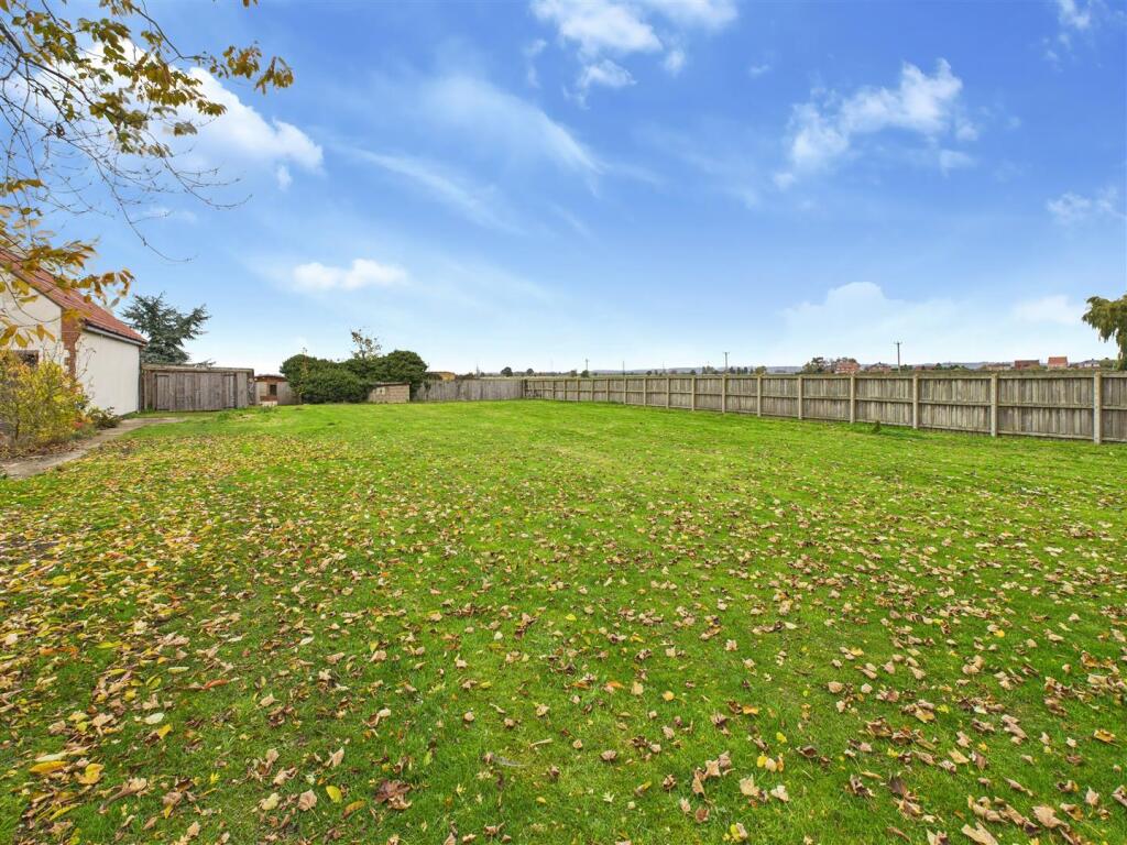 Side Paddock