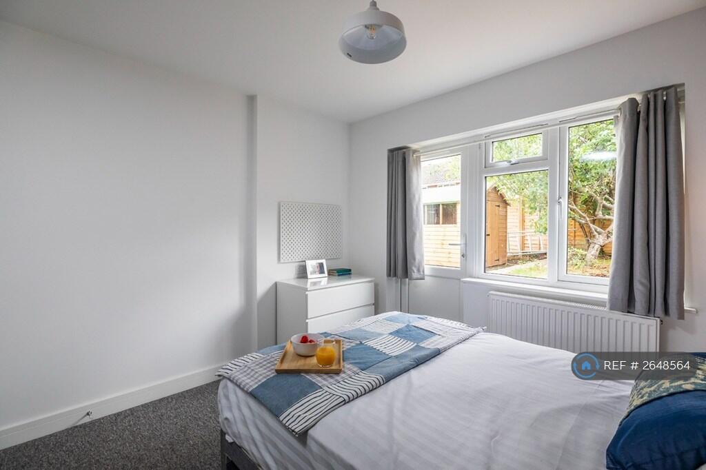 Bright Room With Garden Access