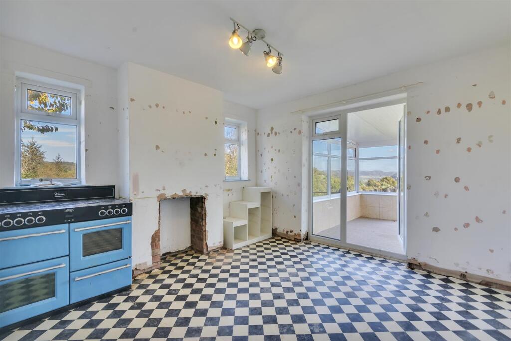 SITTING ROOM/ SECOND KITCHEN