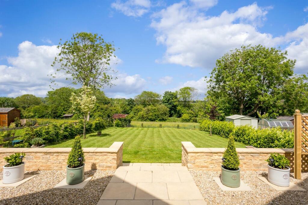 24 - Oakwood House - GL54 4NQ - Web.jpg