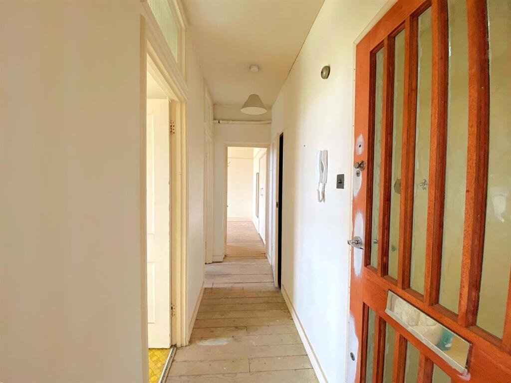 16 Knole Ct - Hall.jpg