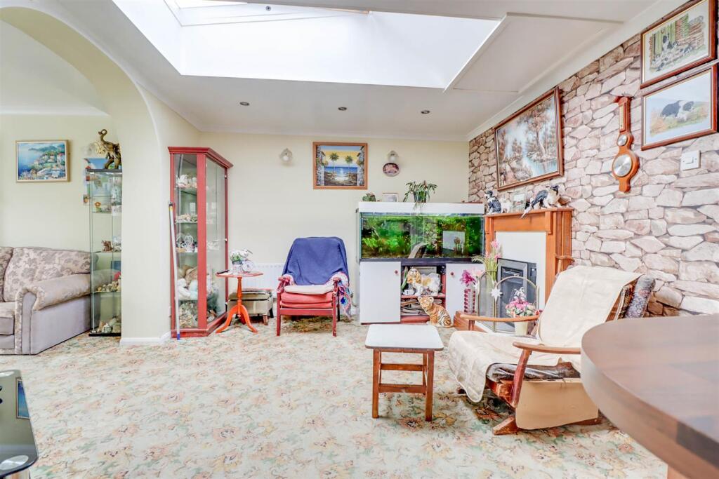 17 WAVERLEY CRESCENT-9.jpg