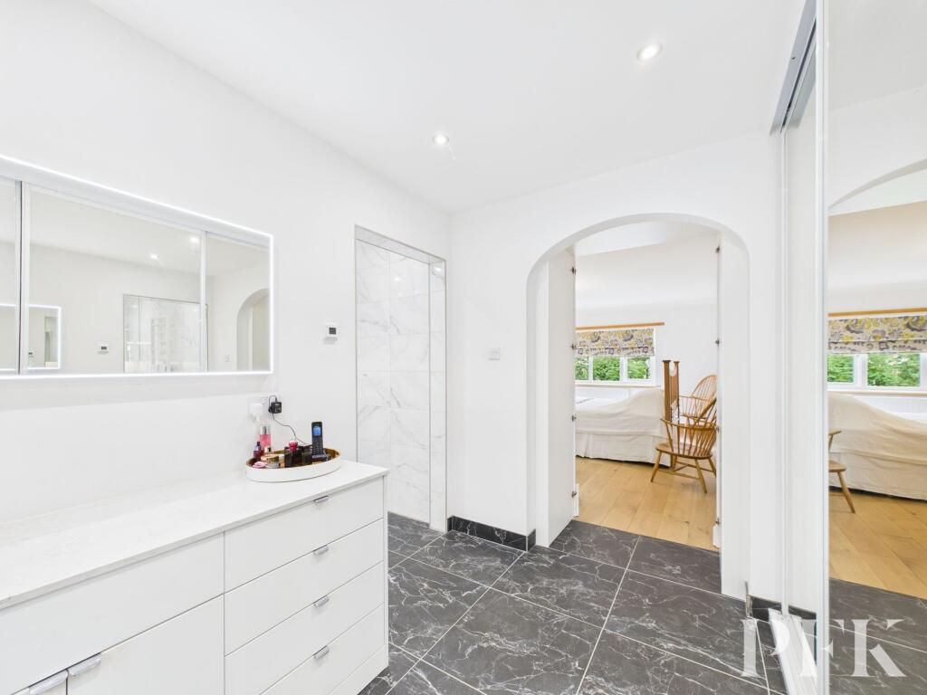 Dressing room to principle suite