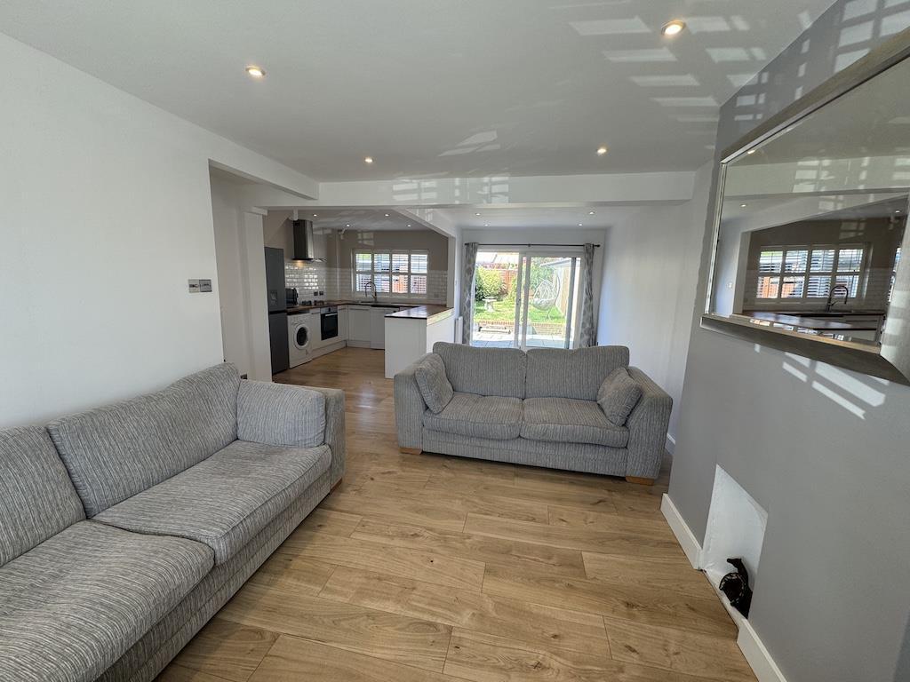5 - Lounge to rear.jpg
