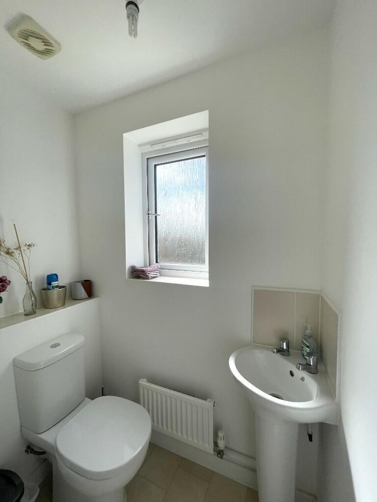 downstairs toilet.jpeg