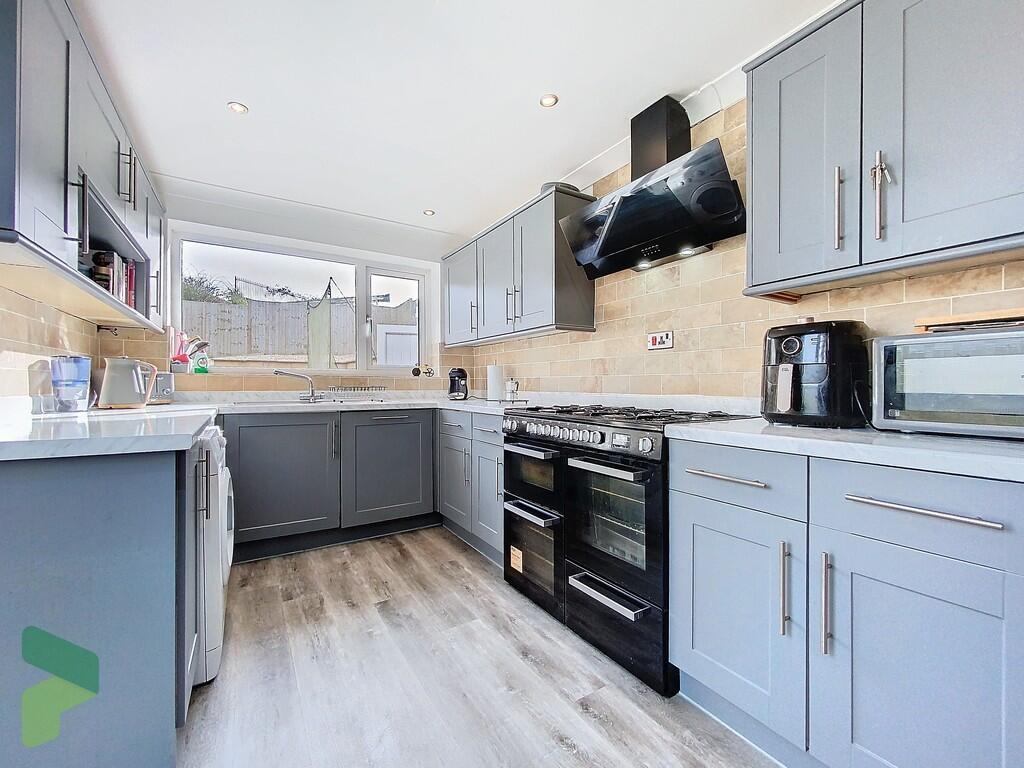 Fully Fitted Kitc...