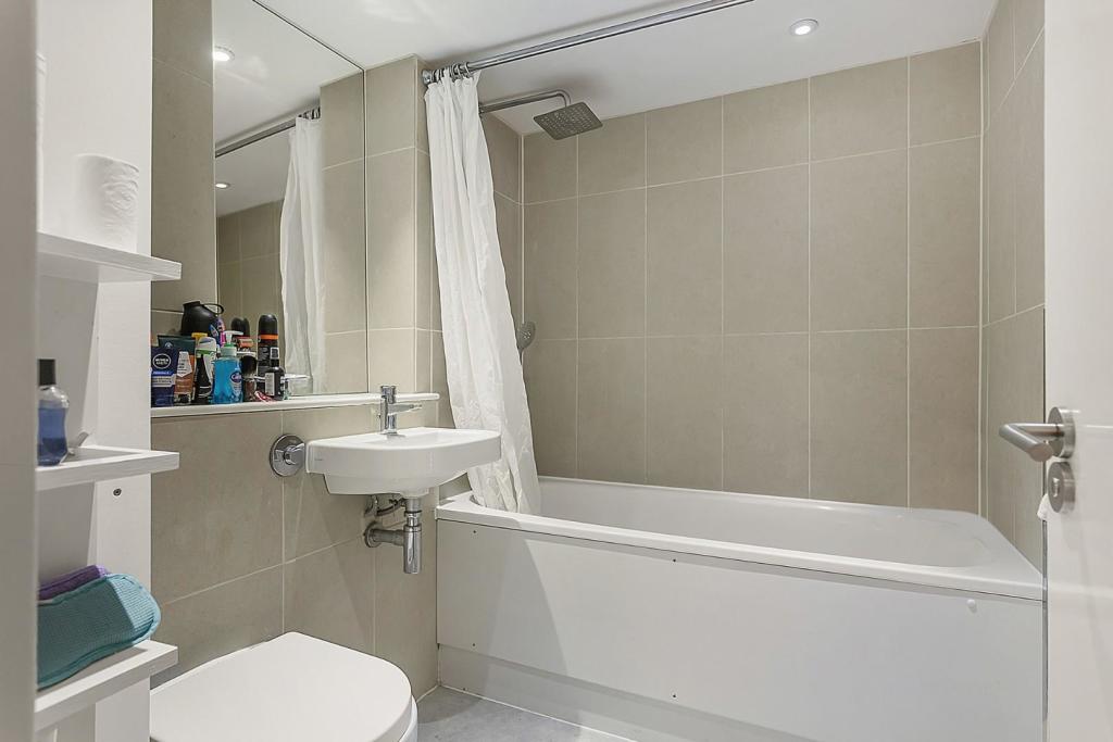 Bathroom (2).jpg
