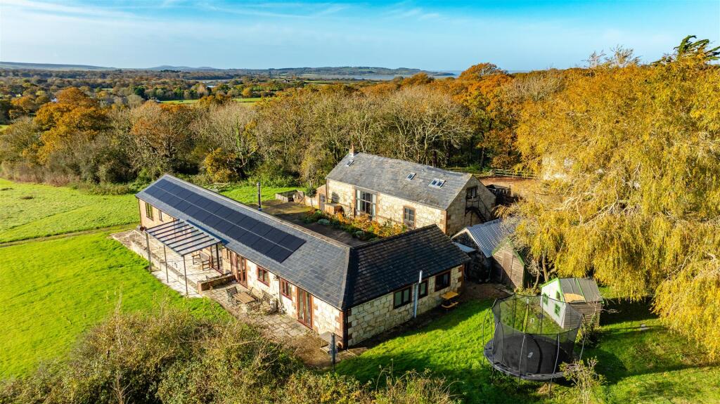 Buzzard Barn &amp; Swallow Cottage