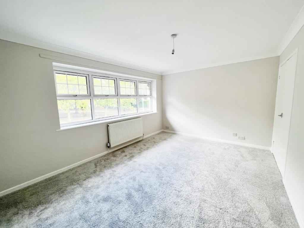 Bedroom 1 pic 1.jpg