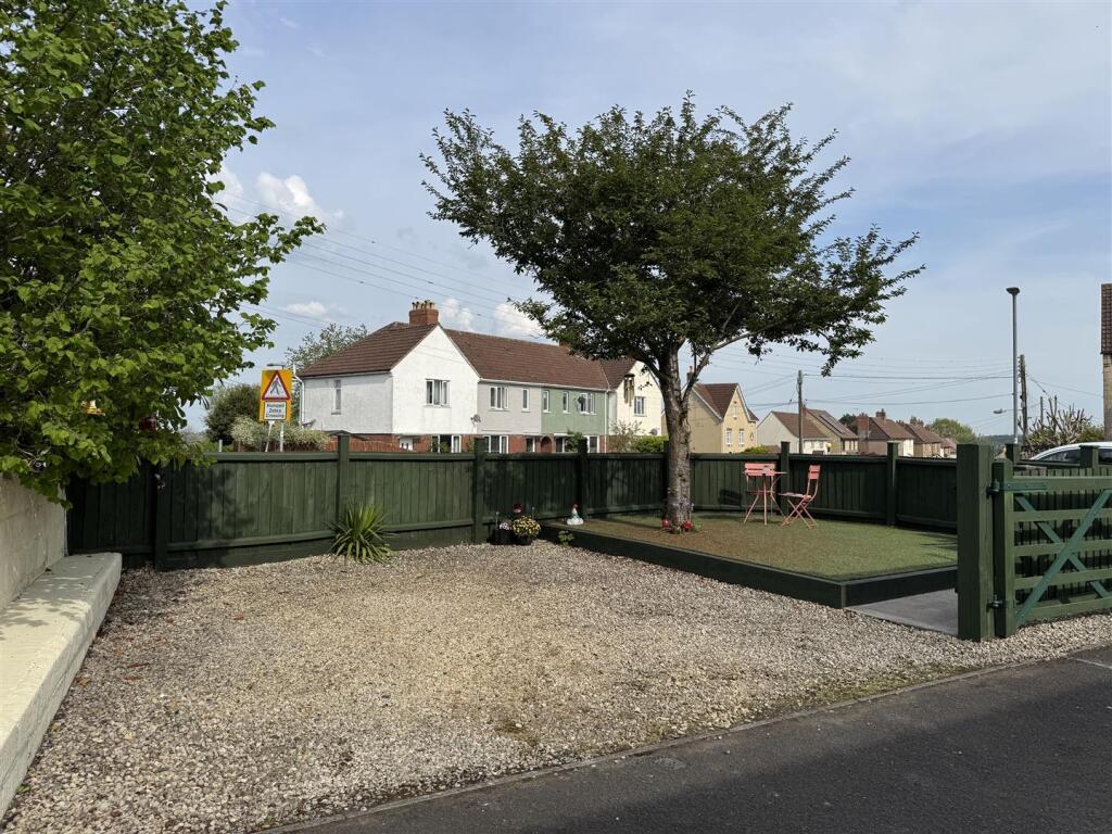 Driveway/Front Garden