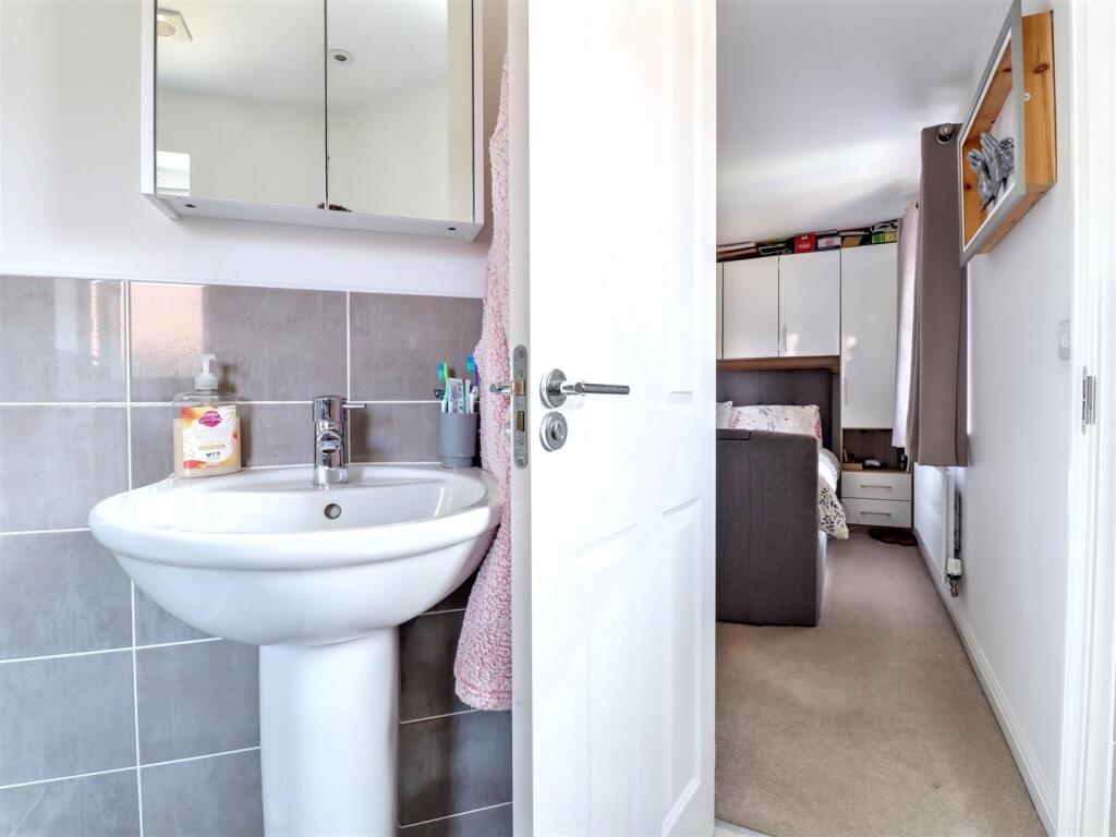 ensuite/principal bedroom