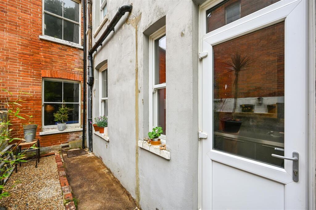 8 MILWARD CRESCENT - TN343RU (26).jpg