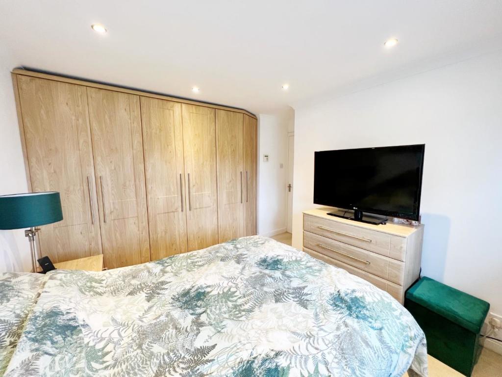 Bedroom 1 pic 3.jpg