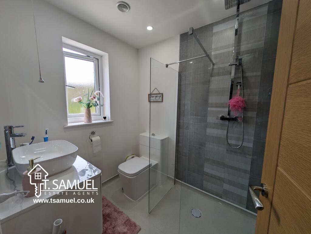 Ensuite to master bedroom