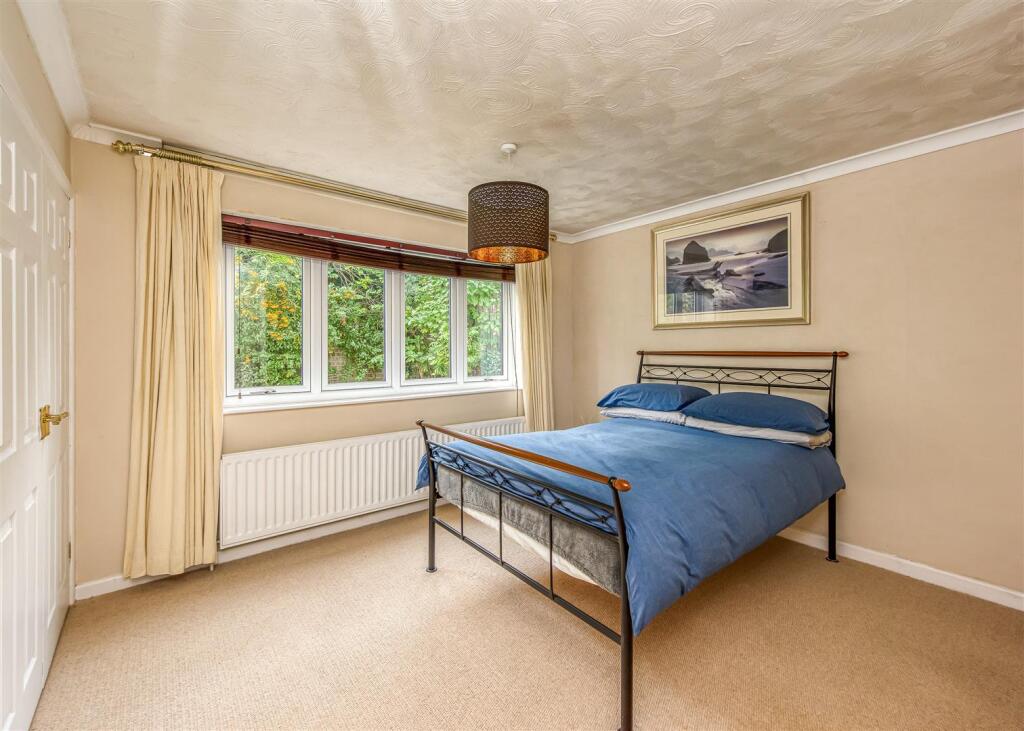 6 St Johns close-Bedroom 2.jpg