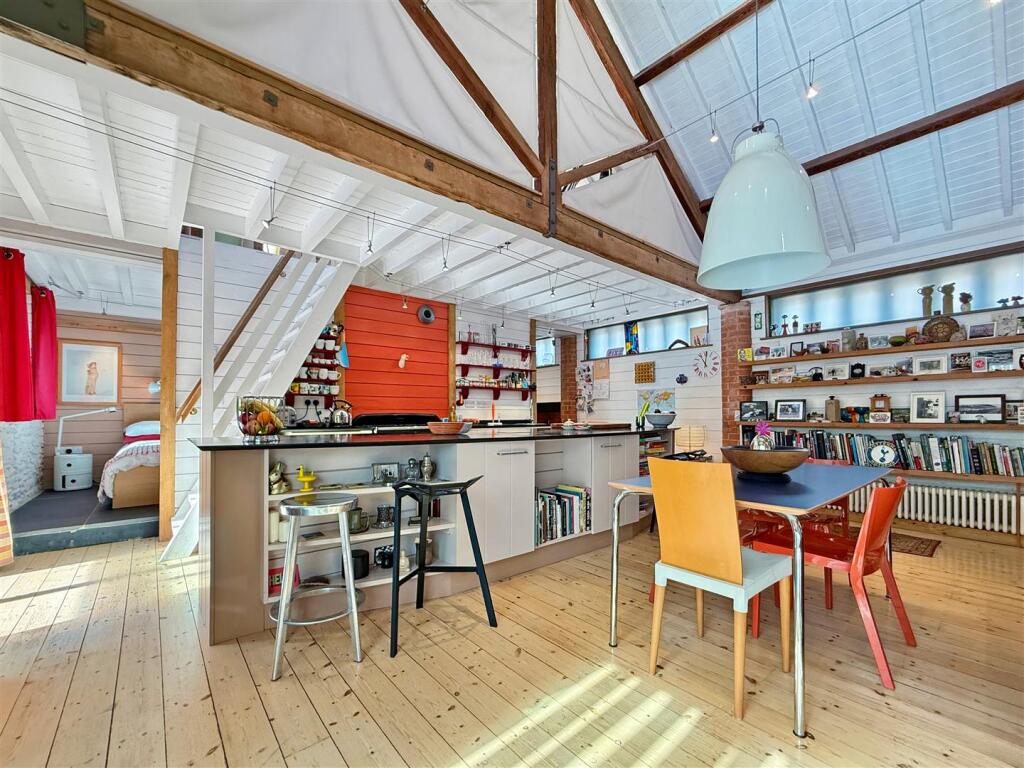Dining Area Into Conservatory.JPG